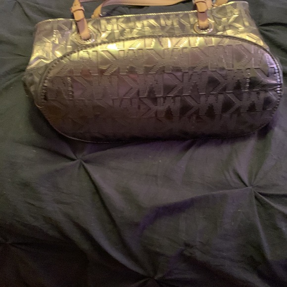 Michael Kors bag slitty used not to big not yo small. - Picture 6 of 6